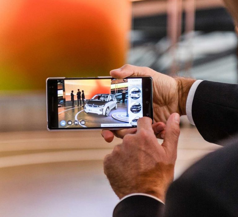 Scegliere e configurare l'auto sullo smartphone: lo showroom di BMW si fa virtuale