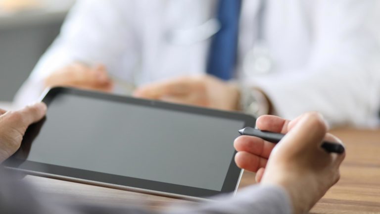 Raccolta dei consensi "contactless" in Sanità, senza usare tablet e firme grafometriche: si può fare?